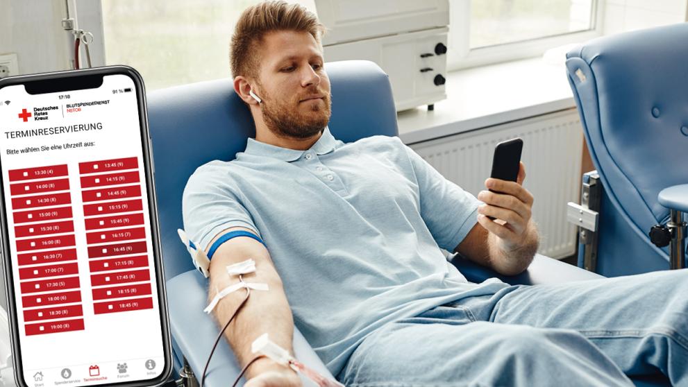 Blutspender mit Smartphone nutzt die Blutspende-App